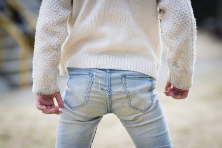 Téléchargez les photos : Pull sale et jeans trous - en image libre de droit