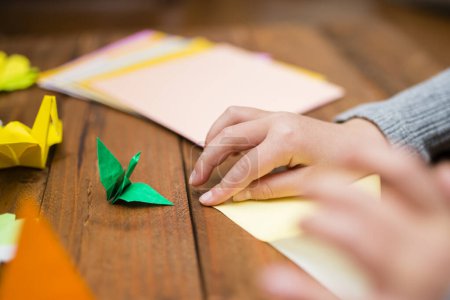 Manos de niño para doblar origami
