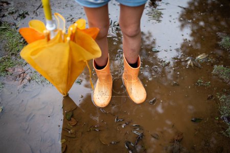 Téléchargez les photos : Fille avec des bottes en caoutchouc dans la forêt - en image libre de droit