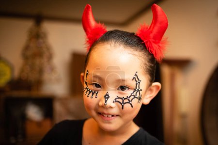 Téléchargez les photos : Petite fille asiatique portant costume pour halloween - en image libre de droit