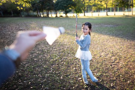 Téléchargez les photos : Fille jouer au badminton dans le parc - en image libre de droit