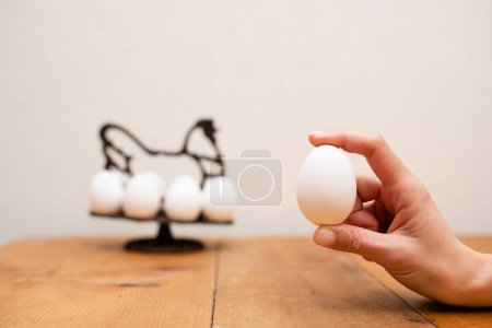 Foto de Mano hembra sosteniendo huevos - Imagen libre de derechos