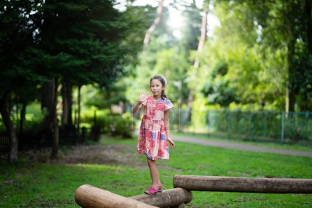 Téléchargez les photos : Fille jouer dans le parc forestier - en image libre de droit