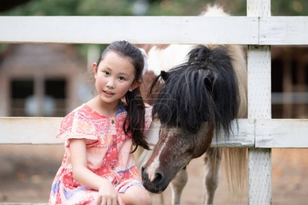 Foto de Chica que ama a un pony - Imagen libre de derechos