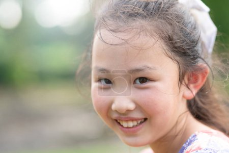 Téléchargez les photos : Asiatique fille jouer dans l 'parc - en image libre de droit