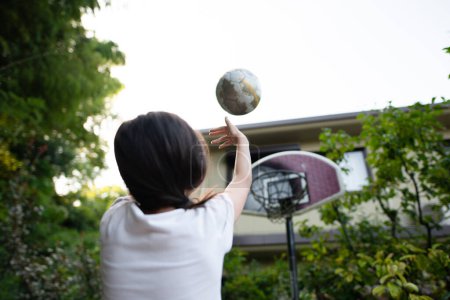 Téléchargez les photos : Asiatique fille jouer basket dans l 'parc - en image libre de droit