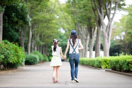 Foto de Madre e hija caminando de la mano - Imagen libre de derechos