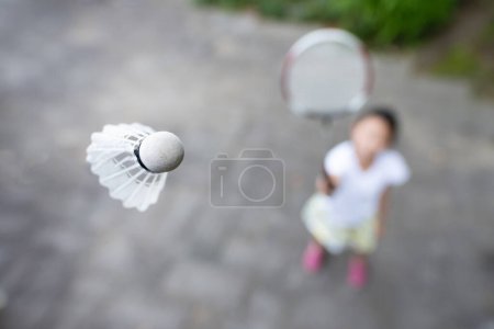 Téléchargez les photos : Fille jouant au badminton sur le terrain - en image libre de droit