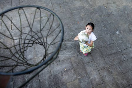 Téléchargez les photos : Fille jouer au basket dans le parc - en image libre de droit