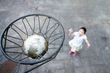 Téléchargez les photos : Fille jouer au basket dans le parc - en image libre de droit
