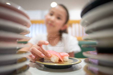 Téléchargez les photos : Sushi pour enfants au tapis roulant sushi - en image libre de droit