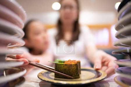 Foto de Madre e hija comiendo sushi - Imagen libre de derechos