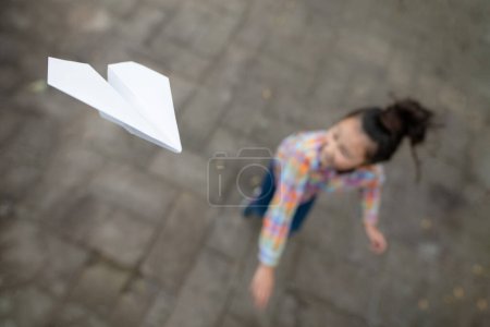 Foto de Chica volando un avión de papel - Imagen libre de derechos