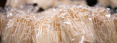 Téléchargez les photos : Beaucoup de champignons enoki - en image libre de droit