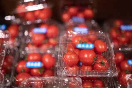 Téléchargez les photos : Tomates cerises emballées alignées dans un magasin - en image libre de droit