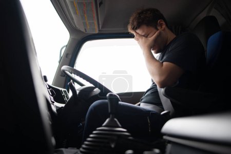 Foto de Conductor de camión macho está llorando - Imagen libre de derechos