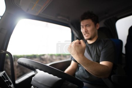 Männlicher Lastwagenfahrer weint