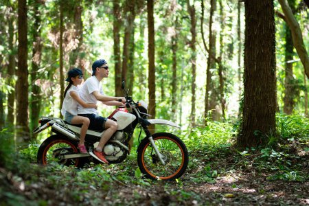 Téléchargez les photos : Père et fille en vélo hors route sur route de montagne - en image libre de droit