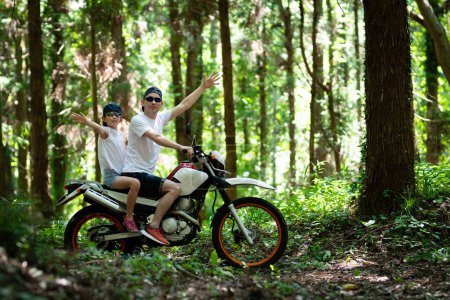 Téléchargez les photos : Père et fille en vélo hors route sur route de montagne - en image libre de droit