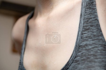 Téléchargez les photos : Poitrine d'une femme qui transpire après l'exercice - en image libre de droit