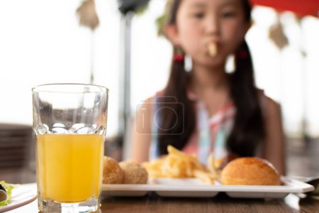 Foto de Jugo en la mesa de una chica almorzando - Imagen libre de derechos