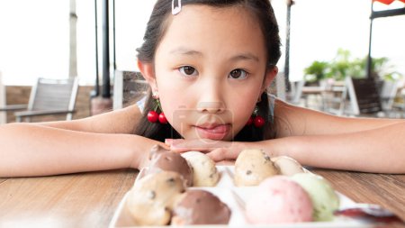 Téléchargez les photos : Fille regardant beaucoup de crème glacée - en image libre de droit