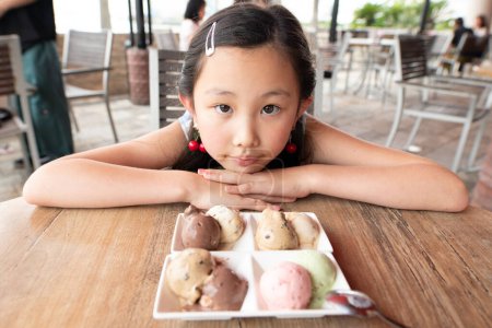 Téléchargez les photos : Fille regardant beaucoup de crème glacée - en image libre de droit