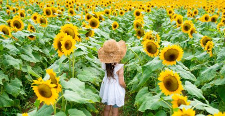 Ein Mädchen spielt in einem Sonnenblumenfeld