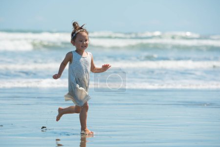 Foto de Niña corriendo en la playa - Imagen libre de derechos