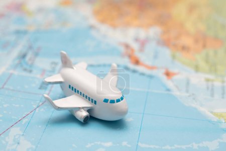 Téléchargez les photos : Un avion jouet sur une carte - en image libre de droit