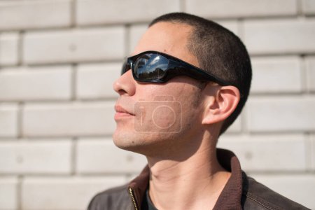 Téléchargez les photos : Homme avec des lunettes de soleil sur les yeux - en image libre de droit