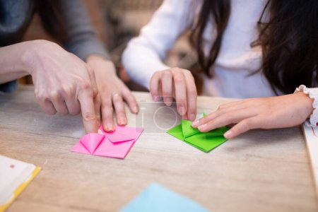 Foto de Madre e hija jugando con origami - Imagen libre de derechos