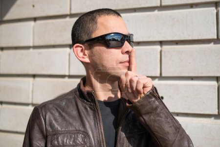 Téléchargez les photos : Homme avec des lunettes de soleil sur les yeux - en image libre de droit