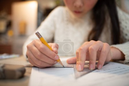 Foto de Chica estudiando duro en casa - Imagen libre de derechos