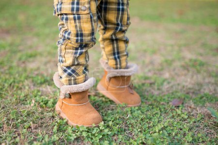 Téléchargez les photos : Petits enfants jambes en bottes dans le parc - en image libre de droit
