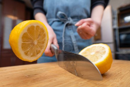 Foto de Mujer cortando limón en la cocina - Imagen libre de derechos