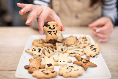 Téléchargez les photos : Mains d'enfant faisant des biscuits faits maison - en image libre de droit
