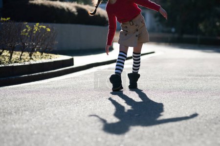Téléchargez les photos : Un enfant portant des bottes marche - en image libre de droit