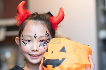 Téléchargez les photos : Fille habillée pour Halloween - en image libre de droit