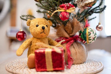 Téléchargez les photos : Arbre de Noël et ours en peluche - en image libre de droit