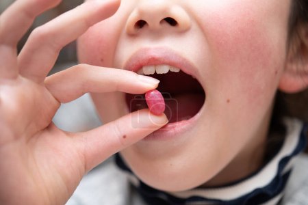 Foto de La boca de un niño comiendo dulces - Imagen libre de derechos