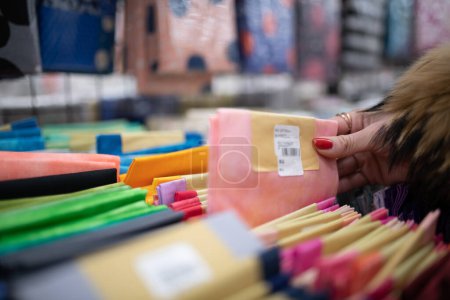 Téléchargez les photos : Femme choisir les tissus à la main dans la boutique - en image libre de droit