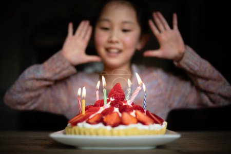 Téléchargez les photos : Une fille heureuse de voir un gâteau d'anniversaire - en image libre de droit