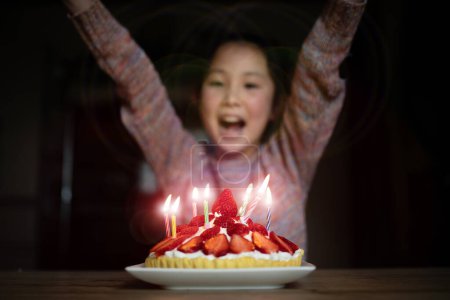 Foto de Una chica que está feliz de ver un pastel de cumpleaños - Imagen libre de derechos
