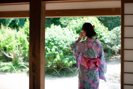 Foto de Mujer japonesa en kimono tradicional en casa - Imagen libre de derechos