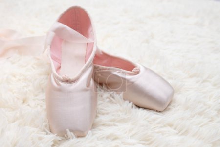 Téléchargez les photos : Chaussures pointes neuves pour enfants - en image libre de droit