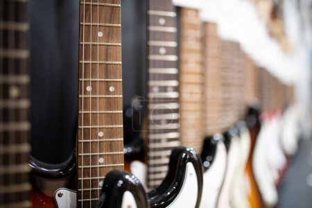 Téléchargez les photos : Beaucoup de guitares électriques alignées - en image libre de droit