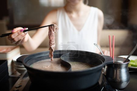 Téléchargez les photos : Femme manger japonais nourriture shabu-shabu - en image libre de droit