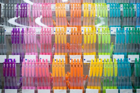 Téléchargez les photos : De nombreux stylos à bille colorés exposés - en image libre de droit