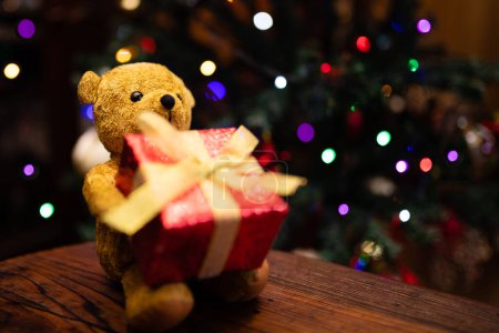 Téléchargez les photos : Ours en peluche avec cadeau de Noël - en image libre de droit